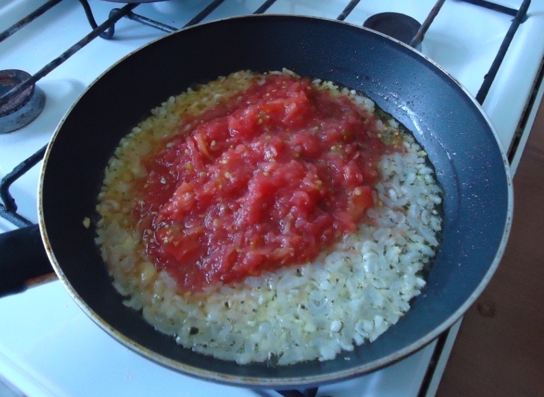 Жареный лук и помидоры на сковороде