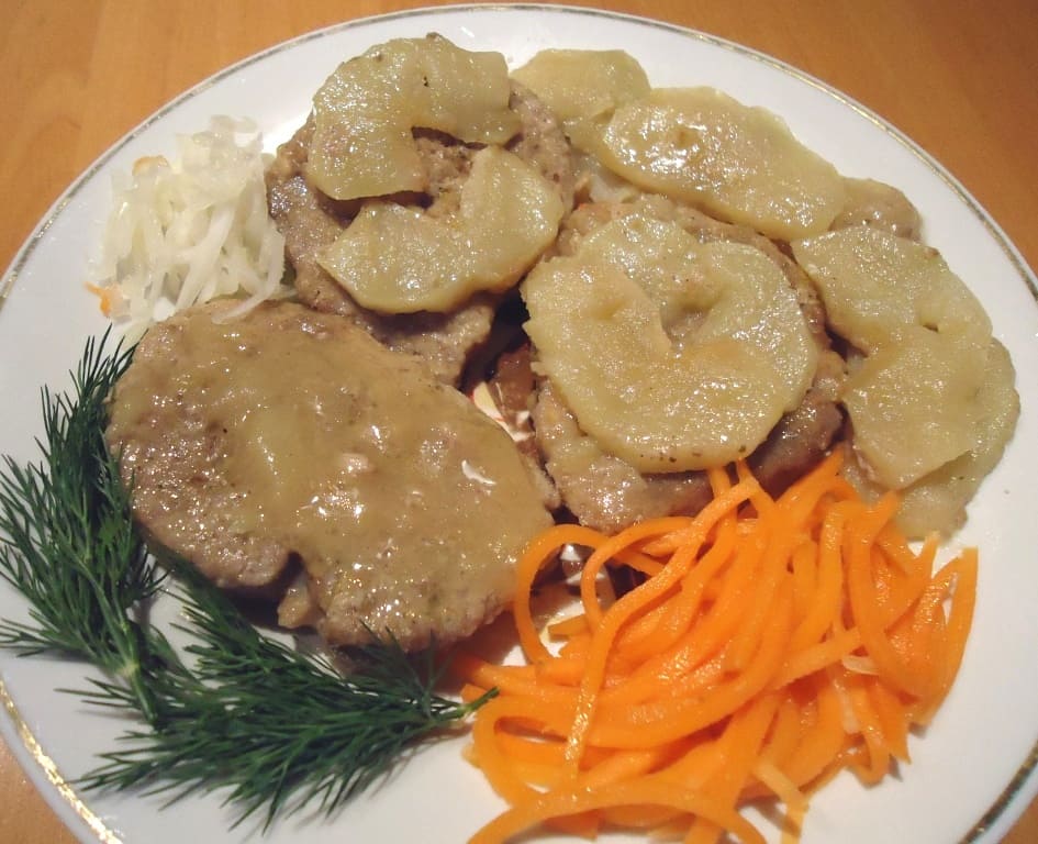 Говядина с яблоками