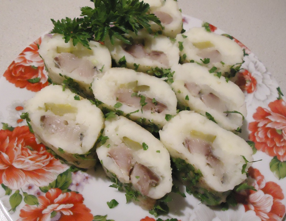 Картофельный рулет с селедкой
