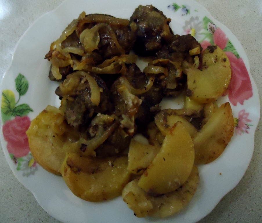 Куриная печень  с яблоками в духовке