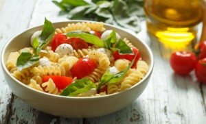 Паста фредда с моцареллой и оливками