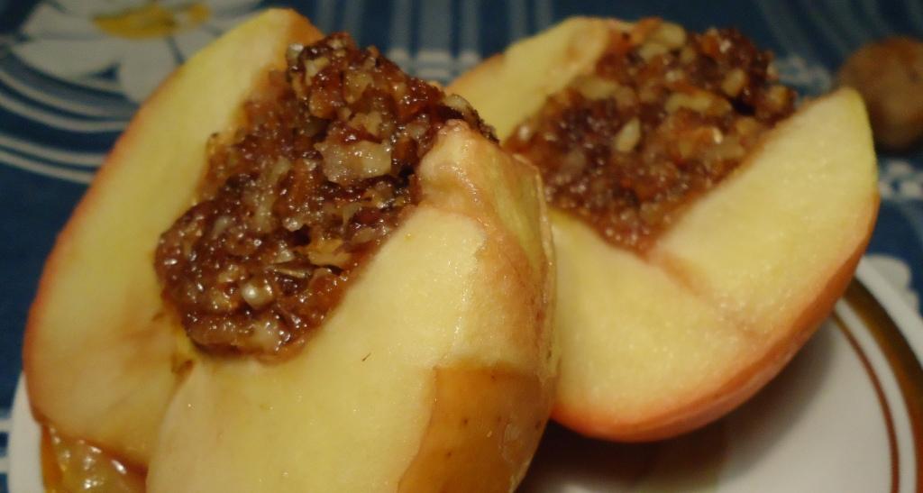 Печеные яблоки с малиновым вареньем