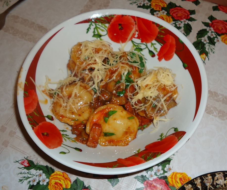 Пельмени с соусом Пельмени с соусом