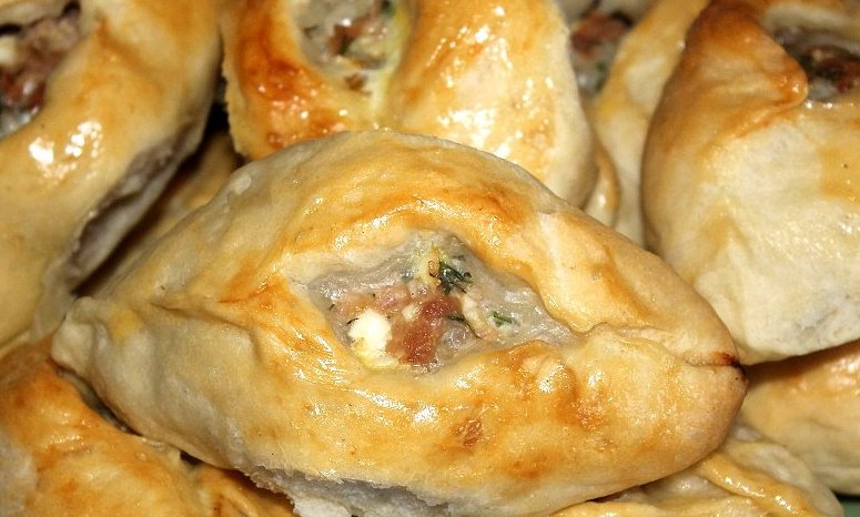 Расстегаи с мясом и яйцом