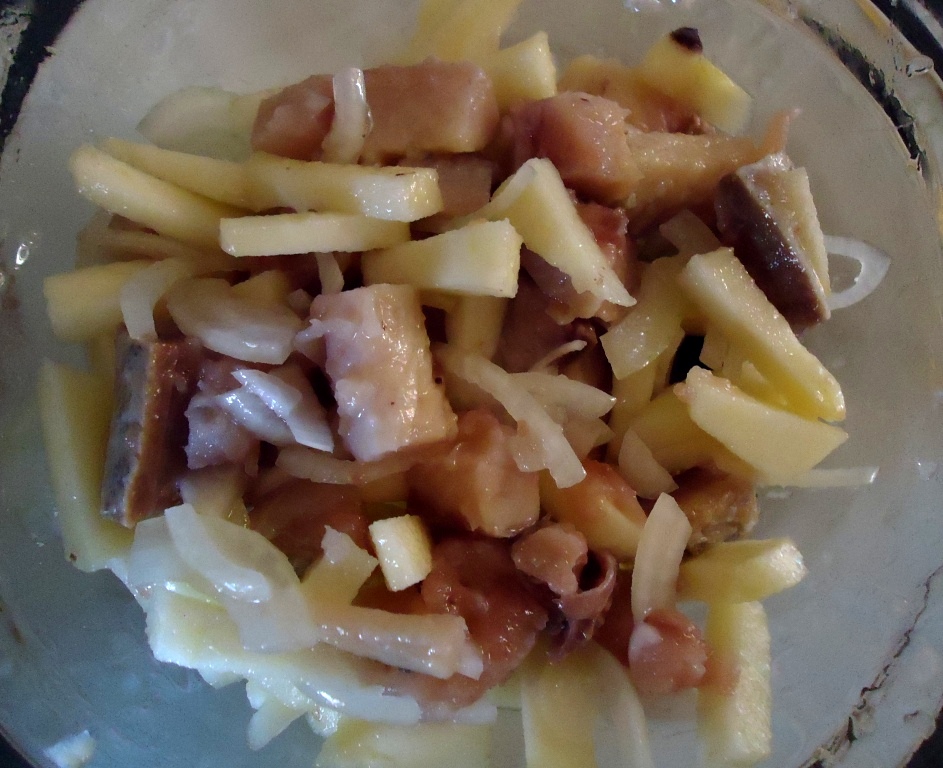 Салат с копченой сельдью