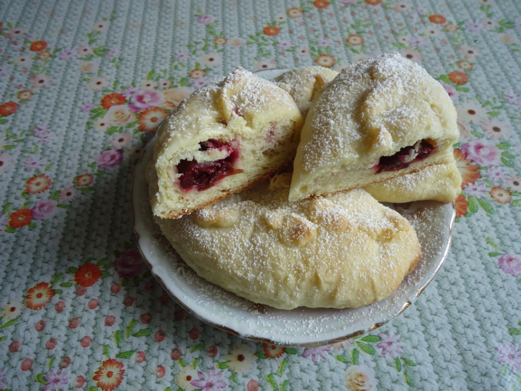 Пирожки печеные с вишнями