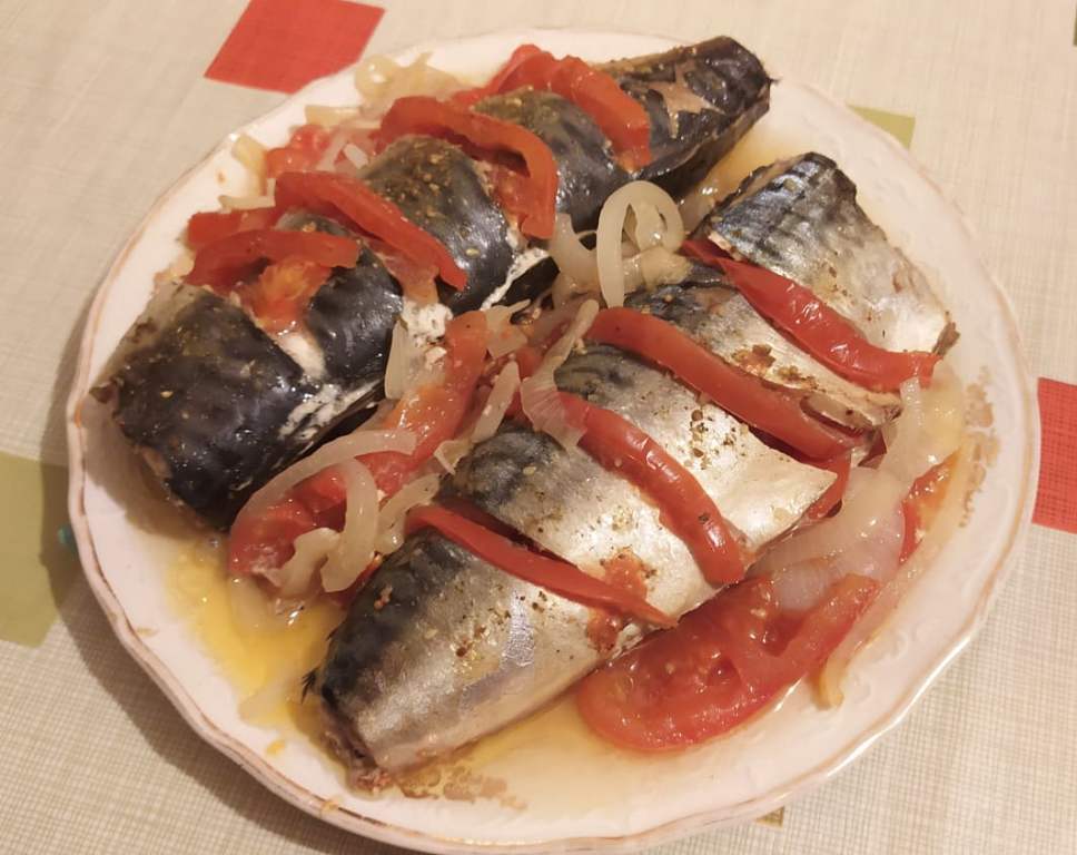 Скумбрия с помидорами