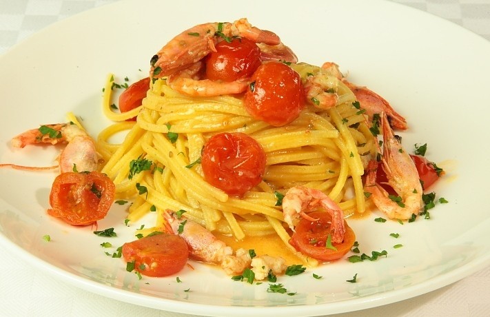 Спагетти с креветками и чили