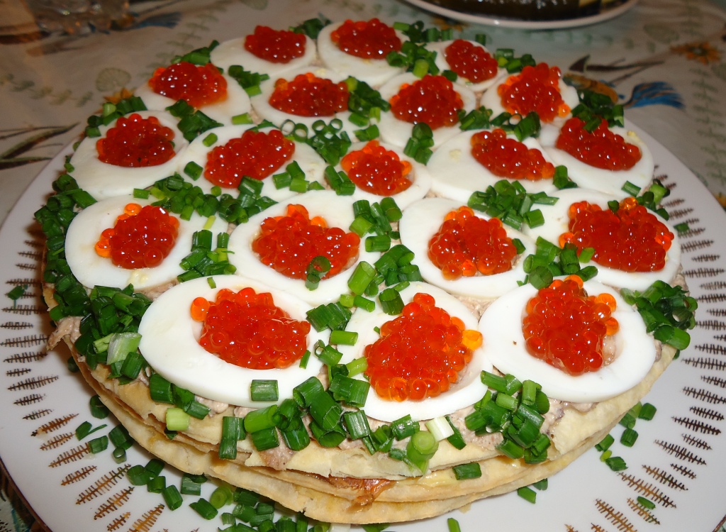 Закусочный торт с рыбными продуктами