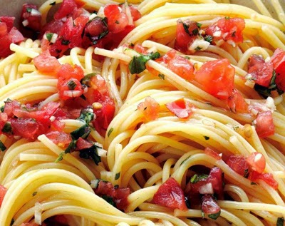 Жареные спагетти с базиликом